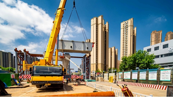 重庆路快速路工程全线首榀钢混组合梁成功吊装.png