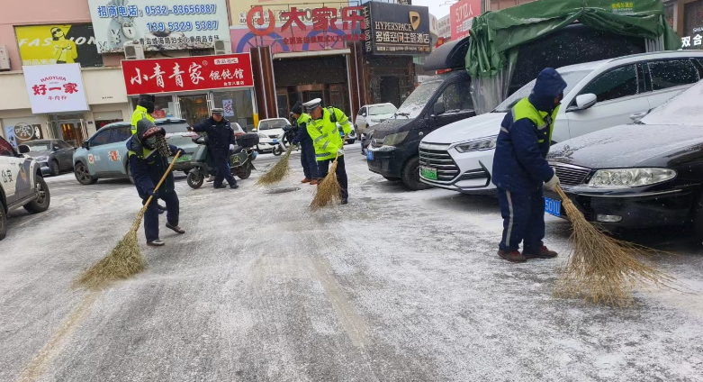 扫雪除冰保平安 不畏严寒显担当 智慧运营公司全力打响清雪除冰“主动战”.png