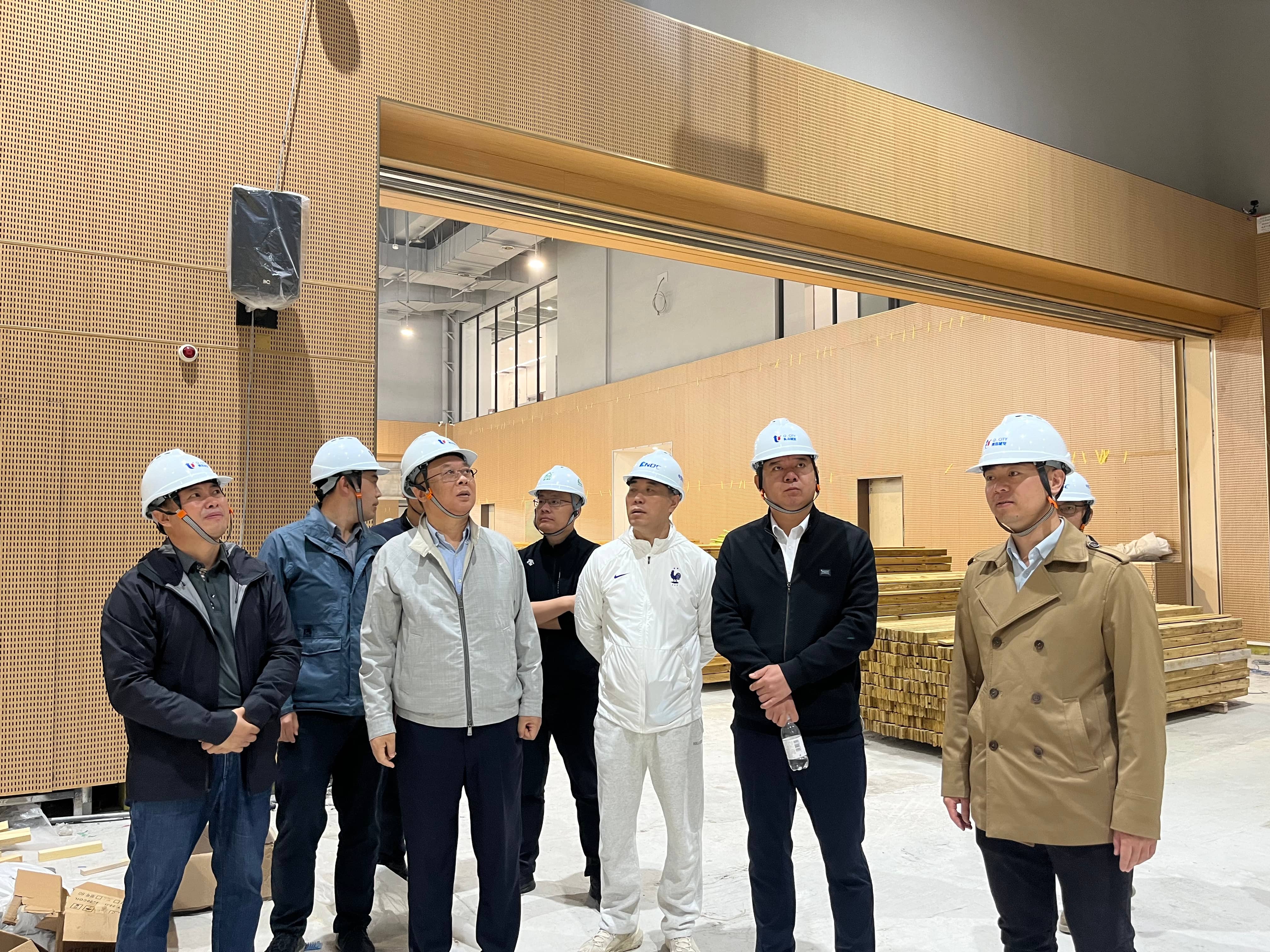 集团公司党委书记、董事长王元斌带队赴青岛浮山全民健身中心项目进行调研指导(1).jpg